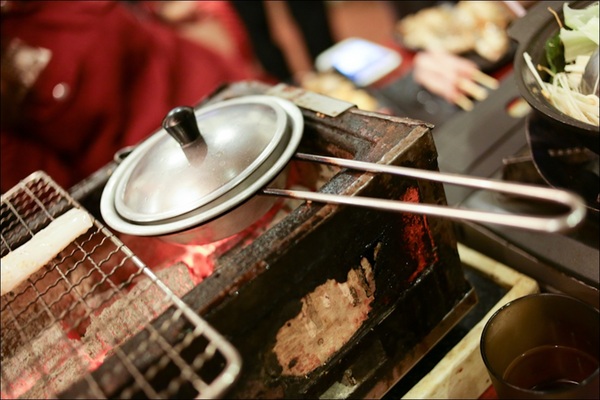 鑽木取火日式燒肉(新莊泰林店):轉吧~轉吧~火烤小三機!新奇烤具體驗、火鍋燒烤一次搞定【鑽木取火日式燒肉/新莊泰林店】