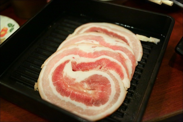 鑽木取火日式燒肉(新莊泰林店):轉吧~轉吧~火烤小三機!新奇烤具體驗、火鍋燒烤一次搞定【鑽木取火日式燒肉/新莊泰林店】