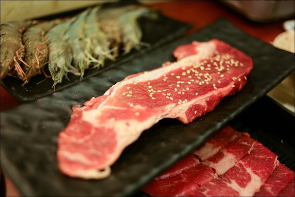 鑽木取火日式燒肉(新莊泰林店):轉吧~轉吧~火烤小三機!新奇烤具體驗、火鍋燒烤一次搞定【鑽木取火日式燒肉/新莊泰林店】