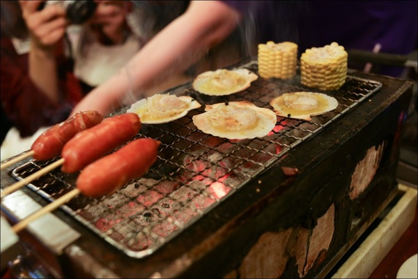 鑽木取火日式燒肉(新莊泰林店):轉吧~轉吧~火烤小三機!新奇烤具體驗、火鍋燒烤一次搞定【鑽木取火日式燒肉/新莊泰林店】