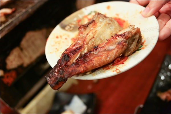 鑽木取火日式燒肉(新莊泰林店)：轉吧～轉吧～火烤小三機！新奇烤具體驗、火鍋燒烤一次搞定【鑽木取火日式燒肉/新莊泰林店】