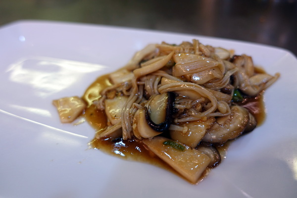 御饌鐵板燒:(胖樺食記)近羅東夜市讓人大失所望「御饌鐵板燒」。本來期待可以吃到與眾不同的宜蘭美食