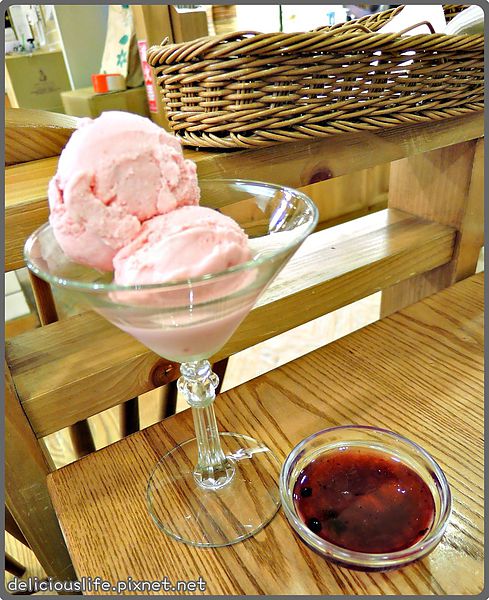 新鮮草莓佐野莓淋醬鬆餅2