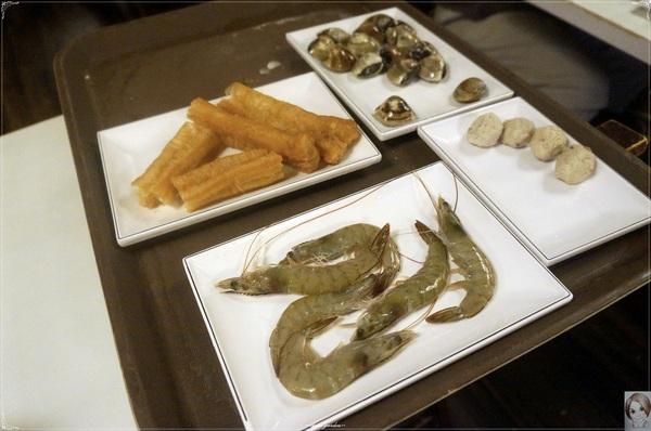 滿堂紅頂級麻辣鴛鴦火鍋(仁愛旗艦店)：[試吃]台北 捷運忠孝敦化站滿堂紅頂級麻辣鴛鴦火鍋(仁愛旗艦店)~大口吃肉&哈根達斯