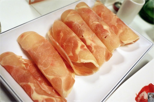 滿堂紅頂級麻辣鴛鴦火鍋(仁愛旗艦店)：[試吃]台北 捷運忠孝敦化站滿堂紅頂級麻辣鴛鴦火鍋(仁愛旗艦店)~大口吃肉&哈根達斯