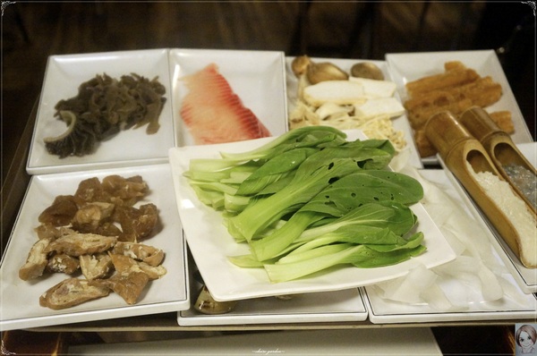 滿堂紅頂級麻辣鴛鴦火鍋(仁愛旗艦店)：[試吃]台北 捷運忠孝敦化站滿堂紅頂級麻辣鴛鴦火鍋(仁愛旗艦店)~大口吃肉&哈根達斯