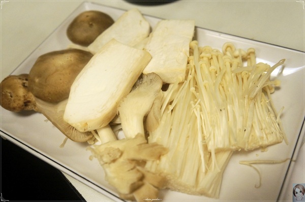 滿堂紅頂級麻辣鴛鴦火鍋(仁愛旗艦店)：[試吃]台北 捷運忠孝敦化站滿堂紅頂級麻辣鴛鴦火鍋(仁愛旗艦店)~大口吃肉&哈根達斯