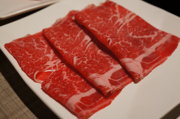 滿堂紅頂級麻辣鴛鴦火鍋(仁愛旗艦店)：(胖樺食記)台北市仁愛路滿堂紅旗艦店。冷颼颼的冬天來此大啖品質優良的肉品及海鮮讓人如至仙境。