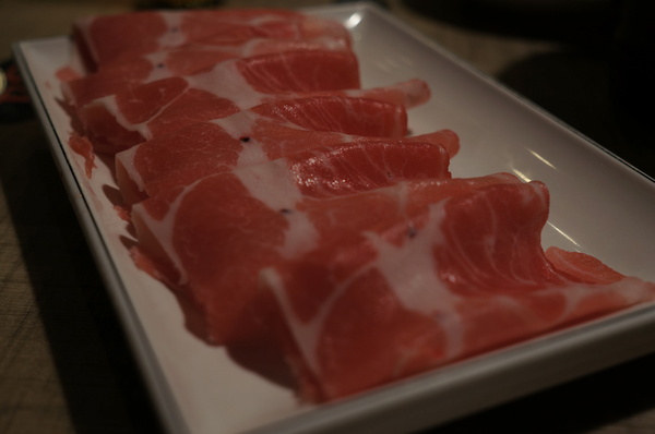 滿堂紅頂級麻辣鴛鴦火鍋(仁愛旗艦店)：(胖樺食記)台北市仁愛路滿堂紅旗艦店。冷颼颼的冬天來此大啖品質優良的肉品及海鮮讓人如至仙境。