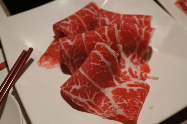 滿堂紅頂級麻辣鴛鴦火鍋(仁愛旗艦店)：(胖樺食記)台北市仁愛路滿堂紅旗艦店。冷颼颼的冬天來此大啖品質優良的肉品及海鮮讓人如至仙境。