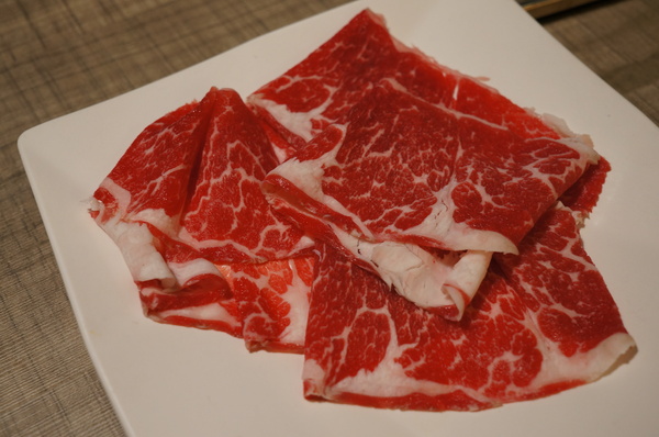 滿堂紅頂級麻辣鴛鴦火鍋(仁愛旗艦店)：(胖樺食記)台北市仁愛路滿堂紅旗艦店。冷颼颼的冬天來此大啖品質優良的肉品及海鮮讓人如至仙境。