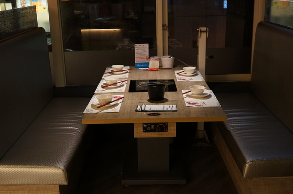 滿堂紅頂級麻辣鴛鴦火鍋(仁愛旗艦店)：(胖樺食記)台北市仁愛路滿堂紅旗艦店。冷颼颼的冬天來此大啖品質優良的肉品及海鮮讓人如至仙境。