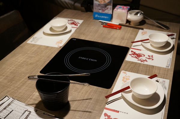 滿堂紅頂級麻辣鴛鴦火鍋(仁愛旗艦店)：(胖樺食記)台北市仁愛路滿堂紅旗艦店。冷颼颼的冬天來此大啖品質優良的肉品及海鮮讓人如至仙境。