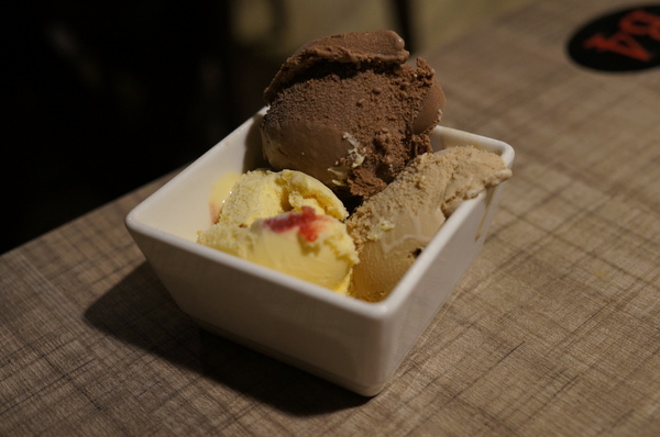 滿堂紅頂級麻辣鴛鴦火鍋(仁愛旗艦店)：(胖樺食記)台北市仁愛路滿堂紅旗艦店。冷颼颼的冬天來此大啖品質優良的肉品及海鮮讓人如至仙境。