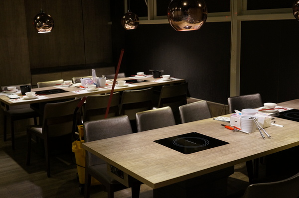 滿堂紅頂級麻辣鴛鴦火鍋(仁愛旗艦店)：(胖樺食記)台北市仁愛路滿堂紅旗艦店。冷颼颼的冬天來此大啖品質優良的肉品及海鮮讓人如至仙境。