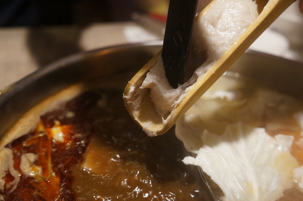 滿堂紅頂級麻辣鴛鴦火鍋(仁愛旗艦店)：(胖樺食記)台北市仁愛路滿堂紅旗艦店。冷颼颼的冬天來此大啖品質優良的肉品及海鮮讓人如至仙境。