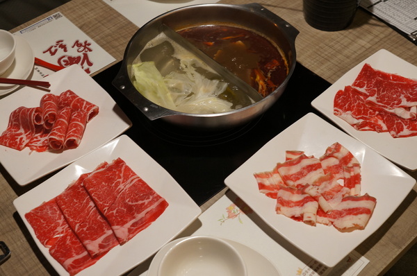 滿堂紅頂級麻辣鴛鴦火鍋(仁愛旗艦店)：(胖樺食記)台北市仁愛路滿堂紅旗艦店。冷颼颼的冬天來此大啖品質優良的肉品及海鮮讓人如至仙境。