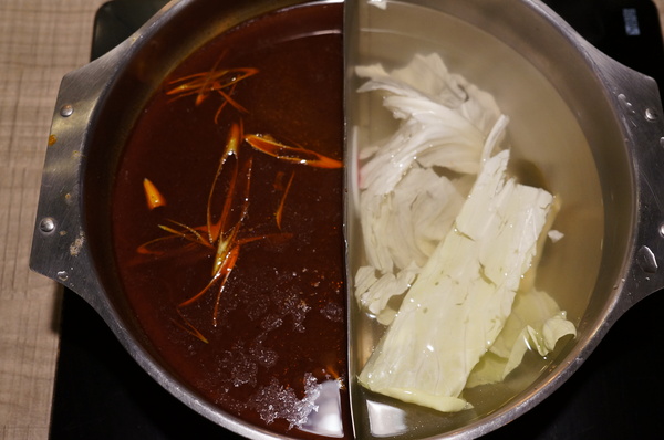 滿堂紅頂級麻辣鴛鴦火鍋(仁愛旗艦店)：(胖樺食記)台北市仁愛路滿堂紅旗艦店。冷颼颼的冬天來此大啖品質優良的肉品及海鮮讓人如至仙境。