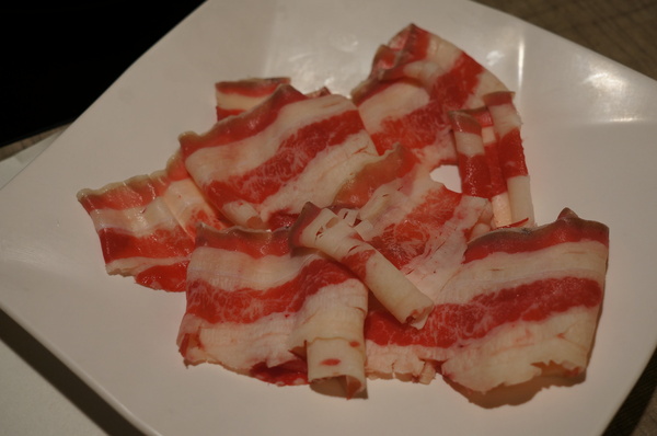 滿堂紅頂級麻辣鴛鴦火鍋(仁愛旗艦店)：(胖樺食記)台北市仁愛路滿堂紅旗艦店。冷颼颼的冬天來此大啖品質優良的肉品及海鮮讓人如至仙境。