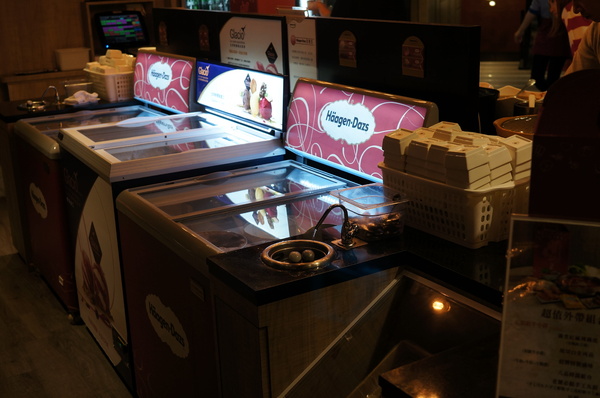 滿堂紅頂級麻辣鴛鴦火鍋(仁愛旗艦店)：(胖樺食記)台北市仁愛路滿堂紅旗艦店。冷颼颼的冬天來此大啖品質優良的肉品及海鮮讓人如至仙境。