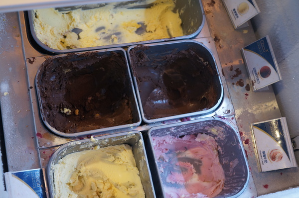 滿堂紅頂級麻辣鴛鴦火鍋(仁愛旗艦店)：(胖樺食記)台北市仁愛路滿堂紅旗艦店。冷颼颼的冬天來此大啖品質優良的肉品及海鮮讓人如至仙境。