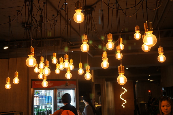 滿堂紅頂級麻辣鴛鴦火鍋(仁愛旗艦店)：(胖樺食記)台北市仁愛路滿堂紅旗艦店。冷颼颼的冬天來此大啖品質優良的肉品及海鮮讓人如至仙境。