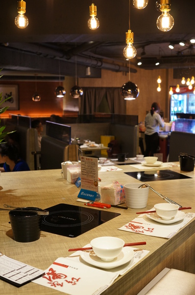 滿堂紅頂級麻辣鴛鴦火鍋(仁愛旗艦店)：(胖樺食記)台北市仁愛路滿堂紅旗艦店。冷颼颼的冬天來此大啖品質優良的肉品及海鮮讓人如至仙境。