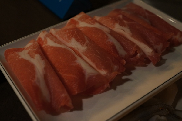 滿堂紅頂級麻辣鴛鴦火鍋(仁愛旗艦店)：(胖樺食記)台北市仁愛路滿堂紅旗艦店。冷颼颼的冬天來此大啖品質優良的肉品及海鮮讓人如至仙境。