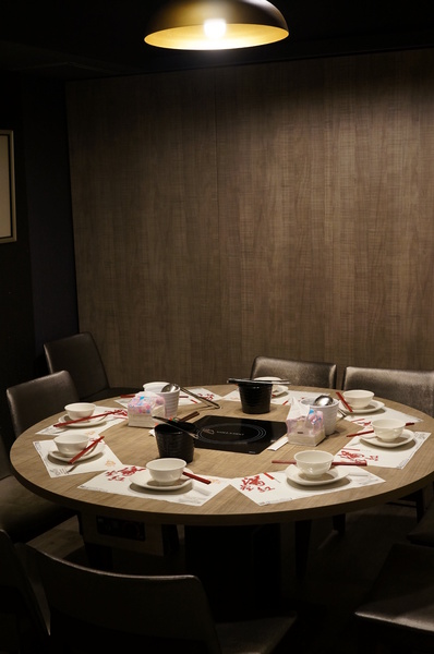 滿堂紅頂級麻辣鴛鴦火鍋(仁愛旗艦店)：(胖樺食記)台北市仁愛路滿堂紅旗艦店。冷颼颼的冬天來此大啖品質優良的肉品及海鮮讓人如至仙境。