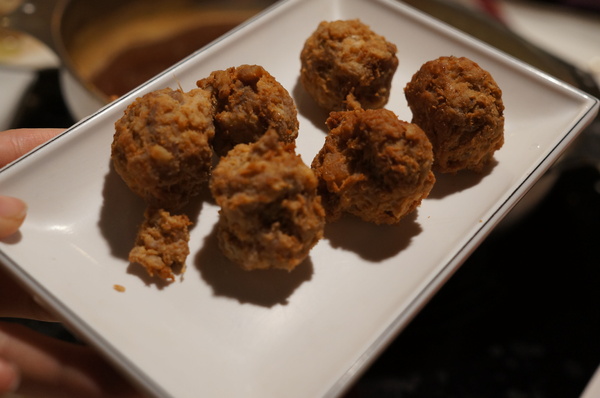 滿堂紅頂級麻辣鴛鴦火鍋(仁愛旗艦店)：(胖樺食記)台北市仁愛路滿堂紅旗艦店。冷颼颼的冬天來此大啖品質優良的肉品及海鮮讓人如至仙境。