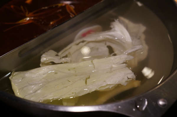 滿堂紅頂級麻辣鴛鴦火鍋(仁愛旗艦店)：(胖樺食記)台北市仁愛路滿堂紅旗艦店。冷颼颼的冬天來此大啖品質優良的肉品及海鮮讓人如至仙境。