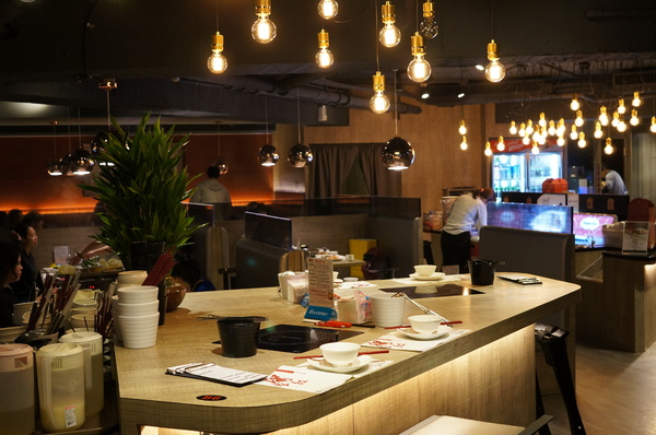 滿堂紅頂級麻辣鴛鴦火鍋(仁愛旗艦店)：(胖樺食記)台北市仁愛路滿堂紅旗艦店。冷颼颼的冬天來此大啖品質優良的肉品及海鮮讓人如至仙境。