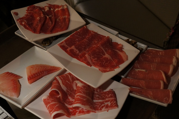 滿堂紅頂級麻辣鴛鴦火鍋(仁愛旗艦店)：(胖樺食記)台北市仁愛路滿堂紅旗艦店。冷颼颼的冬天來此大啖品質優良的肉品及海鮮讓人如至仙境。