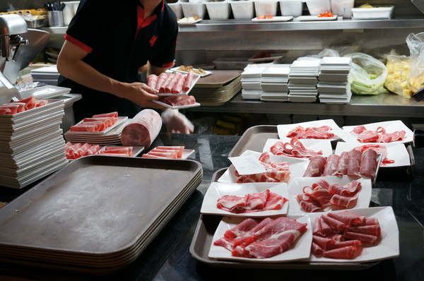 滿堂紅頂級麻辣鴛鴦火鍋(仁愛旗艦店)：(胖樺食記)台北市仁愛路滿堂紅旗艦店。冷颼颼的冬天來此大啖品質優良的肉品及海鮮讓人如至仙境。