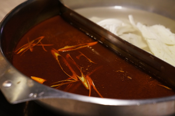 滿堂紅頂級麻辣鴛鴦火鍋(仁愛旗艦店)：(胖樺食記)台北市仁愛路滿堂紅旗艦店。冷颼颼的冬天來此大啖品質優良的肉品及海鮮讓人如至仙境。