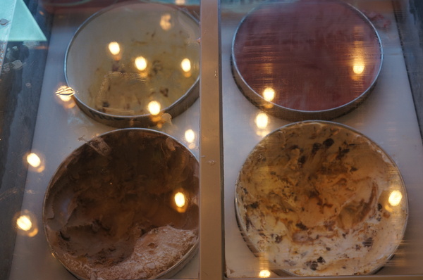 滿堂紅頂級麻辣鴛鴦火鍋(仁愛旗艦店)：(胖樺食記)台北市仁愛路滿堂紅旗艦店。冷颼颼的冬天來此大啖品質優良的肉品及海鮮讓人如至仙境。