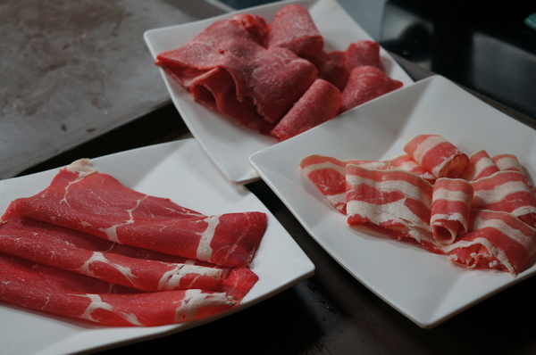 滿堂紅頂級麻辣鴛鴦火鍋(仁愛旗艦店)：(胖樺食記)台北市仁愛路滿堂紅旗艦店。冷颼颼的冬天來此大啖品質優良的肉品及海鮮讓人如至仙境。