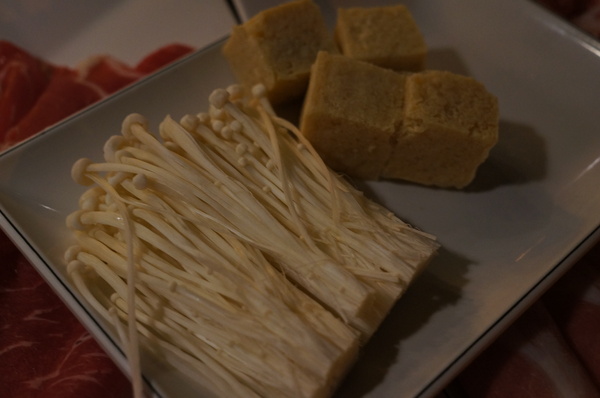 滿堂紅頂級麻辣鴛鴦火鍋(仁愛旗艦店)：(胖樺食記)台北市仁愛路滿堂紅旗艦店。冷颼颼的冬天來此大啖品質優良的肉品及海鮮讓人如至仙境。