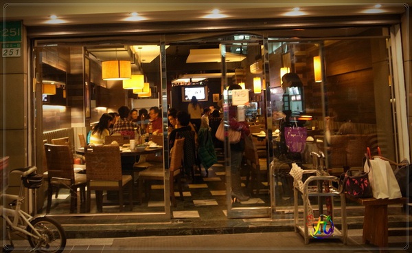 鼎旺麻辣鍋：北市。大安║鼎旺麻辣鍋～碎骨鳳爪堪稱一絕阿！