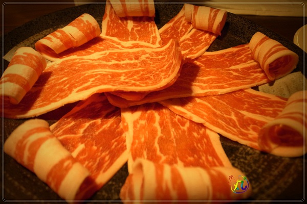 鼎旺麻辣鍋：北市。大安║鼎旺麻辣鍋～碎骨鳳爪堪稱一絕阿！