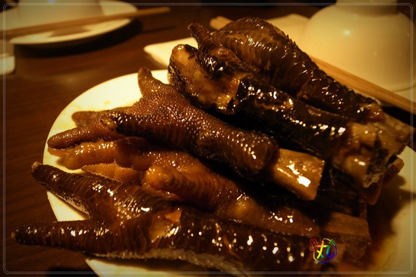 鼎旺麻辣鍋：北市。大安║鼎旺麻辣鍋～碎骨鳳爪堪稱一絕阿！