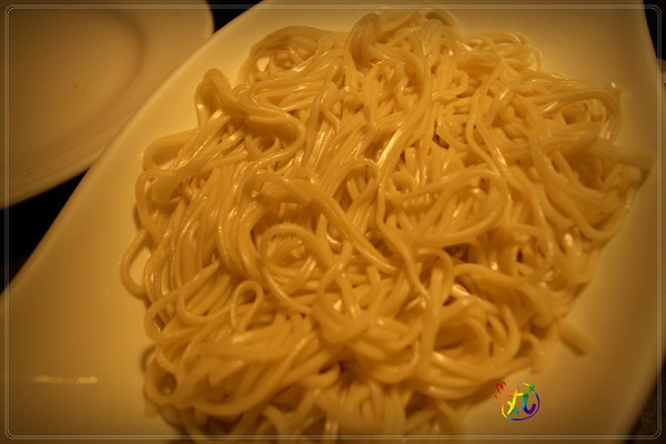 鼎旺麻辣鍋：北市。大安║鼎旺麻辣鍋～碎骨鳳爪堪稱一絕阿！