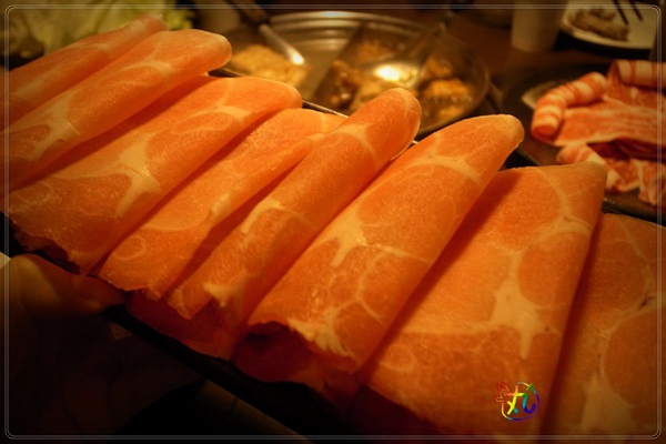 鼎旺麻辣鍋：北市。大安║鼎旺麻辣鍋～碎骨鳳爪堪稱一絕阿！