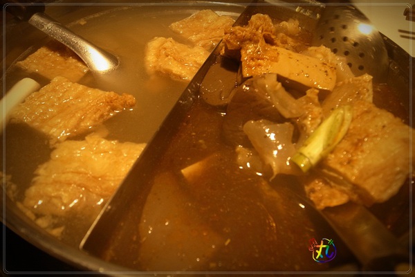 鼎旺麻辣鍋：北市。大安║鼎旺麻辣鍋～碎骨鳳爪堪稱一絕阿！