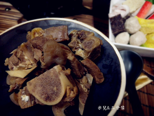 劉家香豬腳(原巧味園餐廳)：[宅配] 巧味園-劉家香豬腳  滷豬腳 滷牛腱 羊肉爐 完全超下飯 完全不小心就添3碗飯了... 試吃