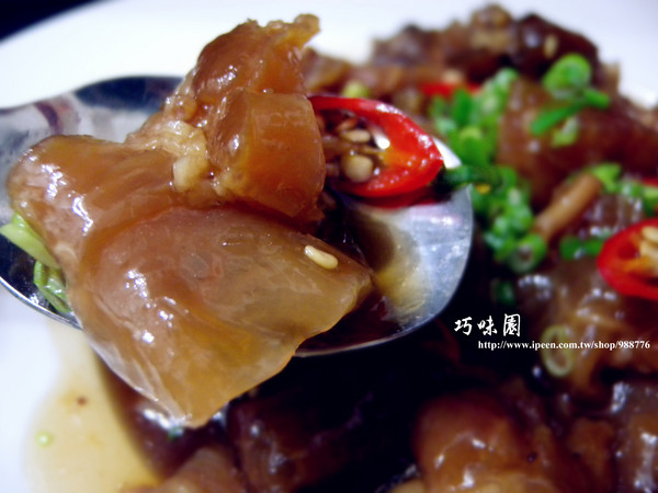 劉家香豬腳(原巧味園餐廳)：[宅配] 巧味園-劉家香豬腳  滷豬腳 滷牛腱 羊肉爐 完全超下飯 完全不小心就添3碗飯了... 試吃