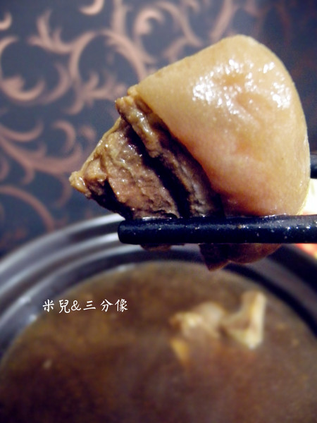 劉家香豬腳(原巧味園餐廳)：[宅配] 巧味園-劉家香豬腳  滷豬腳 滷牛腱 羊肉爐 完全超下飯 完全不小心就添3碗飯了... 試吃