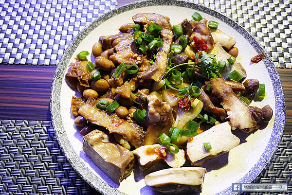 黑風寨主題餐廳：◆台北東區。捷運忠孝敦化【黑風寨搖滾酒食文化】為搖滾而生。東區餐酒館。市民大道餐酒館。東區美食