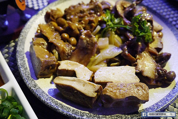 黑風寨主題餐廳：◆台北東區。捷運忠孝敦化【黑風寨搖滾酒食文化】為搖滾而生。東區餐酒館。市民大道餐酒館。東區美食