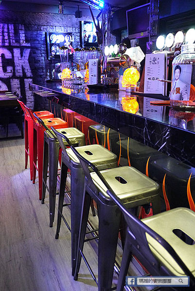 黑風寨主題餐廳：◆台北東區。捷運忠孝敦化【黑風寨搖滾酒食文化】為搖滾而生。東區餐酒館。市民大道餐酒館。東區美食
